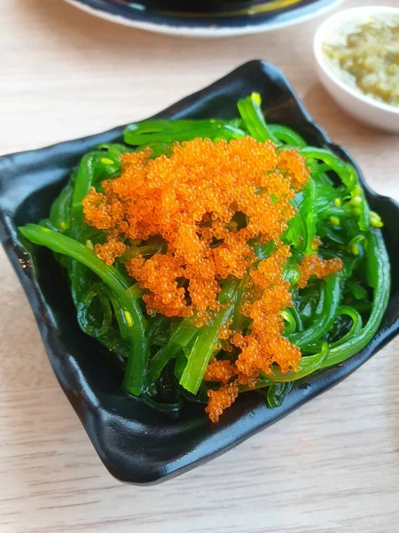 Nourriture Japonaise Set Différents Types Sushis Avec Salade Algues Gari — Photo