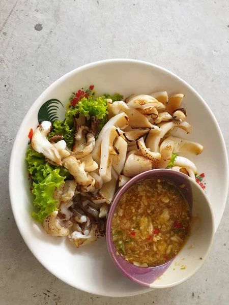 焼き魚やタコのプレミアムグレードは タイのストリートフード市場やバンコクのレストランで販売されているシーフードディスプレイです — ストック写真