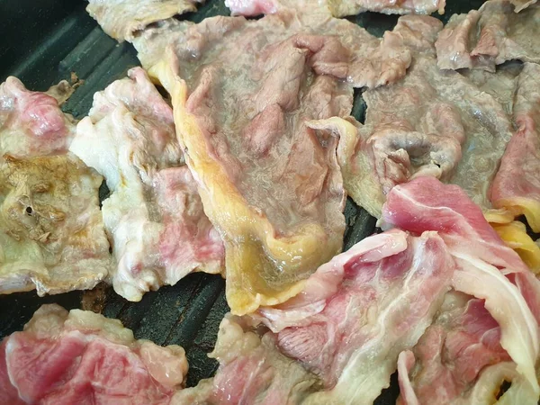 生の肉牛肉と豚肉 バーベキュー Bbq 和牛グリル バーベキュー焼肉グリル ビュッフェ式レストランでの料理を焼き — ストック写真