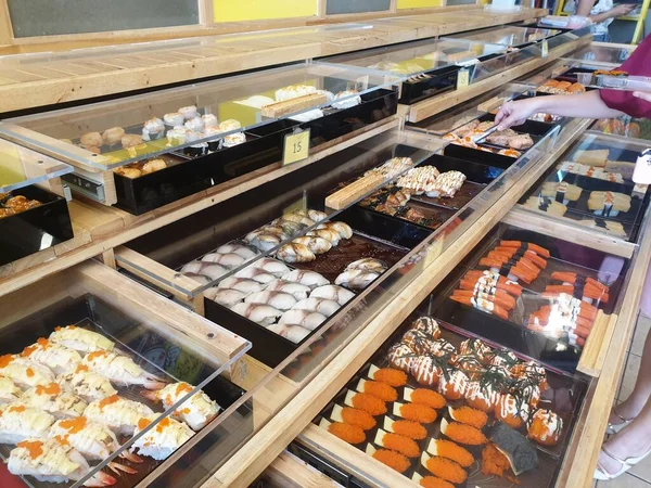 Japon yemekleri farklı türde suşi ile deniz yosunu salatası ve gari (zencefil) Japon restoranındaki servis panosunun sağ üst kısmında bulunan sağlıklı bir yemektir.