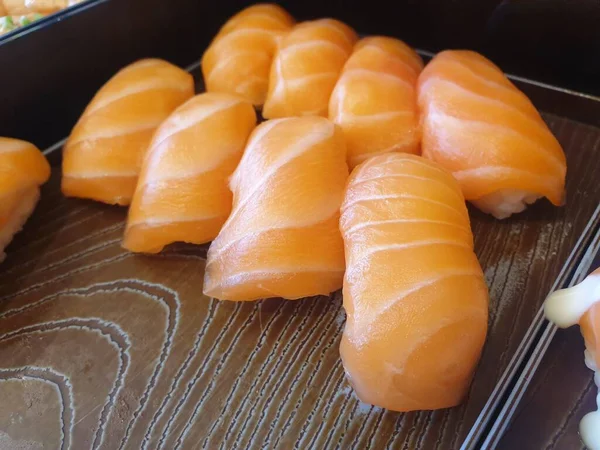 Japon yemekleri farklı türde suşi ile deniz yosunu salatası ve gari (zencefil) Japon restoranındaki servis panosunun sağ üst kısmında bulunan sağlıklı bir yemektir.