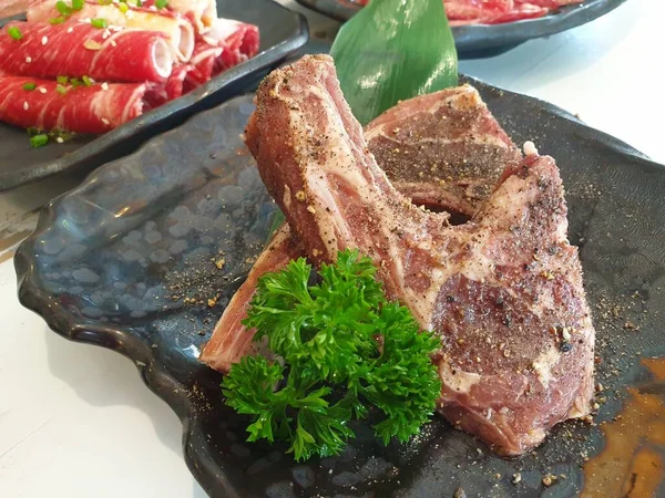 烤熟的肉牛肉和猪肉 烹饪和牛烧烤 烤肉烧烤自助餐厅的食物 — 图库照片