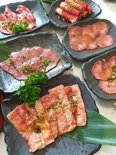 烤熟的肉牛肉和猪肉 烹饪和牛烧烤 烤肉烧烤自助餐厅的食物 — 图库照片
