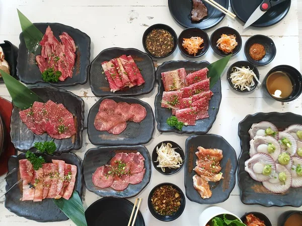 Çiğ et sığır eti ve domuz eti (Barbekü, Barbekü) wagyu Izgara Barbekü. yakiniku Izgara restoranında açık büfe yemek yiyecek ızgara