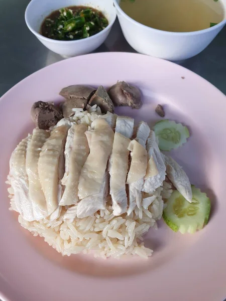 Nasi Dikukus Dengan Sup Ayam Nasi Ayam Hainan Dengan Mentimun — Stok Foto