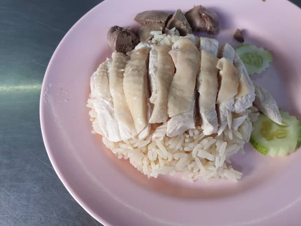 タイのストリートフード市場やバンコクのレストランで販売するためのキュウリ 肝臓と醤油とチキンスープ 中国のチキンライス で蒸した米 — ストック写真