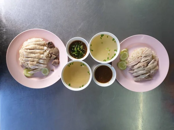 在泰国曼谷的泰国街头食品市场或餐馆 用鸡汤 海南鸡饭 和黄瓜 肝脏和酱汁蒸饭 — 图库照片