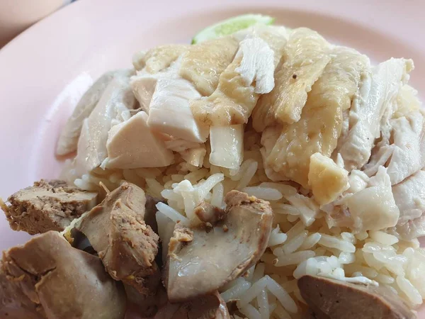 在泰国曼谷的泰国街头食品市场或餐馆 用鸡汤 海南鸡饭 和黄瓜 肝脏和酱汁蒸饭 — 图库照片