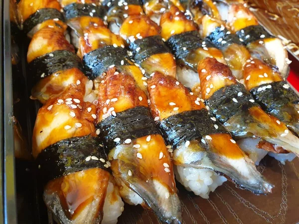 Japońskie Jedzenie Zestawie Różne Rodzaje Sushi Sałatką Wodorostów Morskich Gari — Zdjęcie stockowe