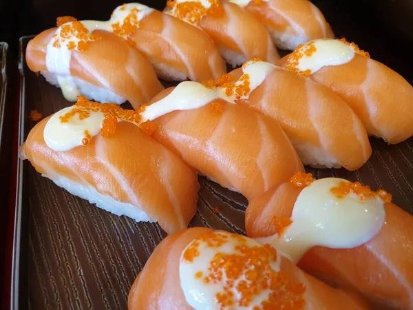 Japon yemekleri farklı türde suşi ile deniz yosunu salatası ve gari (zencefil) Japon restoranındaki servis panosunun sağ üst kısmında bulunan sağlıklı bir yemektir.
