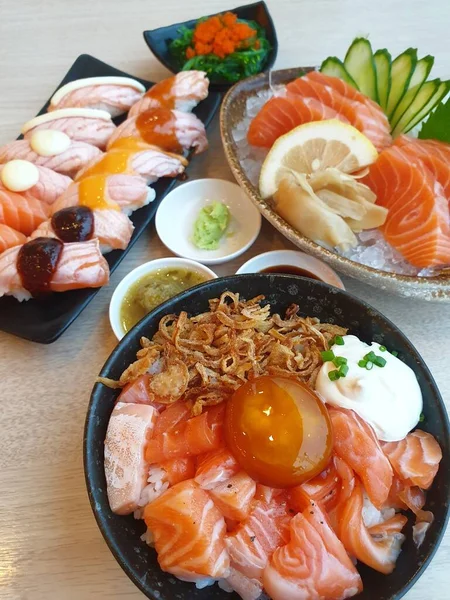 Japanisches Essen Sashimi Lachs Und Verschiedene Arten Von Sushi Mit — Stockfoto