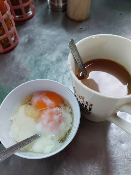 在泰国街头食品市场或泰国古董店餐厅出售的带有软煮蛋和老式泰国咖啡风格的早餐食品 — 图库照片