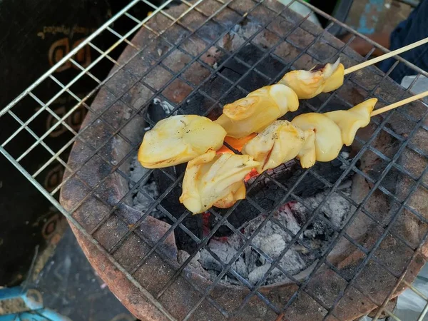 焼き魚やタコのプレミアムグレードは タイのストリートフード市場やバンコクのレストランで販売されているシーフードディスプレイです — ストック写真