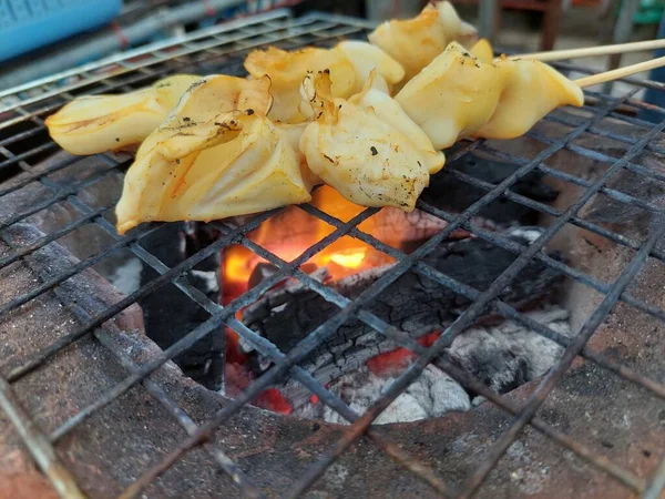 焼き魚やタコのプレミアムグレードは タイのストリートフード市場やバンコクのレストランで販売されているシーフードディスプレイです — ストック写真