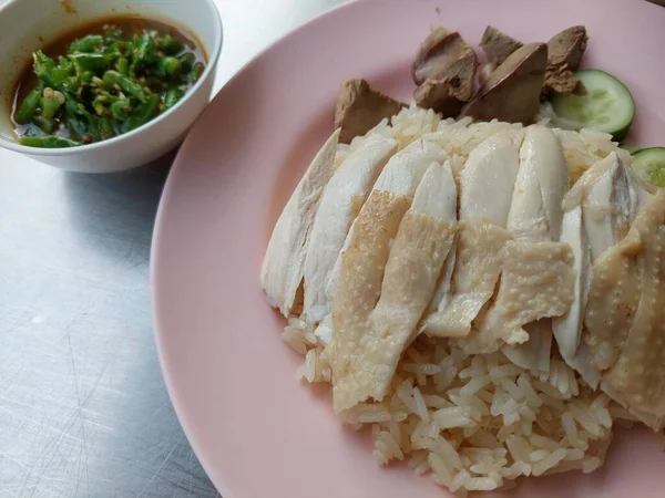 Nasi Dikukus Dengan Sup Ayam Nasi Ayam Hainan Dengan Mentimun — Stok Foto