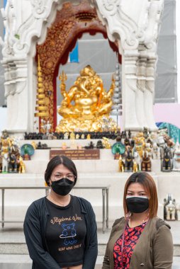 Bangkok, Tayland - 11 Ekim 2021: Kimliği belirsiz Tayland Budizmi Orta Dünya 'daki Ganesha Altın Heykeli' nde namaz kılanlar Ratchadamri yolunun dönüm noktasıdır