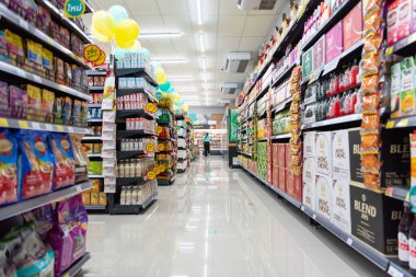 Bangkok, Tayland - 23 Kasım 2021: Tanımlanamayan süpermarket veya hipermarket, yiyecek alışverişi ve aileyi rahatlatmak için popüler bir yerdir.
