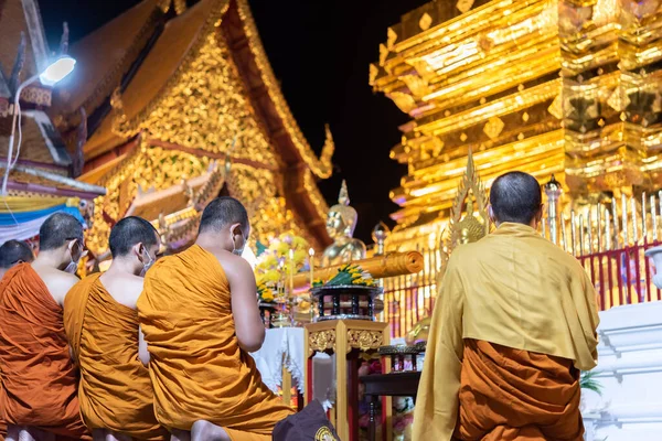Chiang Mai, Tayland - 8 Ocak 2022: Wat Phra Doi Suthep, Chiang Mai ilindeki Budist tapınağıdır. Bölgede pagodalar, heykeller, çanlar, bir müze ve türbeler var..