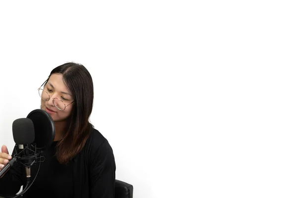 Krásná Asijská Žena Lgbtq Zpěvačka Užívá Zpívání Písně Nebo Karaoke — Stock fotografie