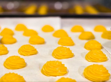 Parlak ekmekler, parlak renkli ekmeklere veya hamur işlerine dönüşmeden önce hazırlanır..