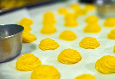 Parlak ekmekler, parlak renkli ekmeklere veya hamur işlerine dönüşmeden önce hazırlanır..