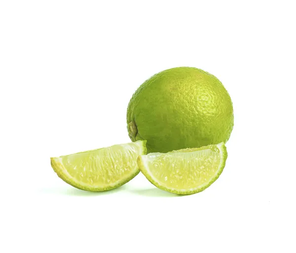 調理や飲み物のための画像を閉じて隔離された全体の石灰やレモン熟した1スライス緑の酸味は 白の背景に自然からの食べ物や果物です — ストック写真