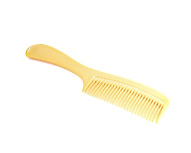 Kuaför için izole edilmiş sarı taraklı plastik bir aksesuar ya da güzellik salonundaki güzel saçlar ya da kesme yolu olan beyaz arka plandaki ev.