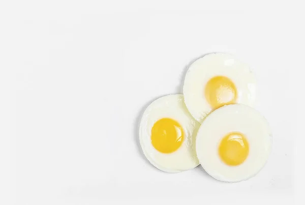 Zole Edilmiş Bir Daire Yumurta Sarısı Ile Kızartılmış Bir Yığın — Stok fotoğraf