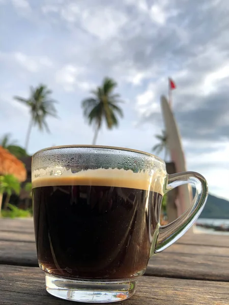 Kopi Cangkir Atas Kayu Tua Pantai — Stok Foto