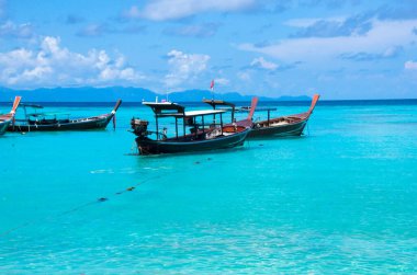 Andaman Denizi, Lpie, Satun, Tayland kıyılarında demirli uzun kuyruklu tekneler..