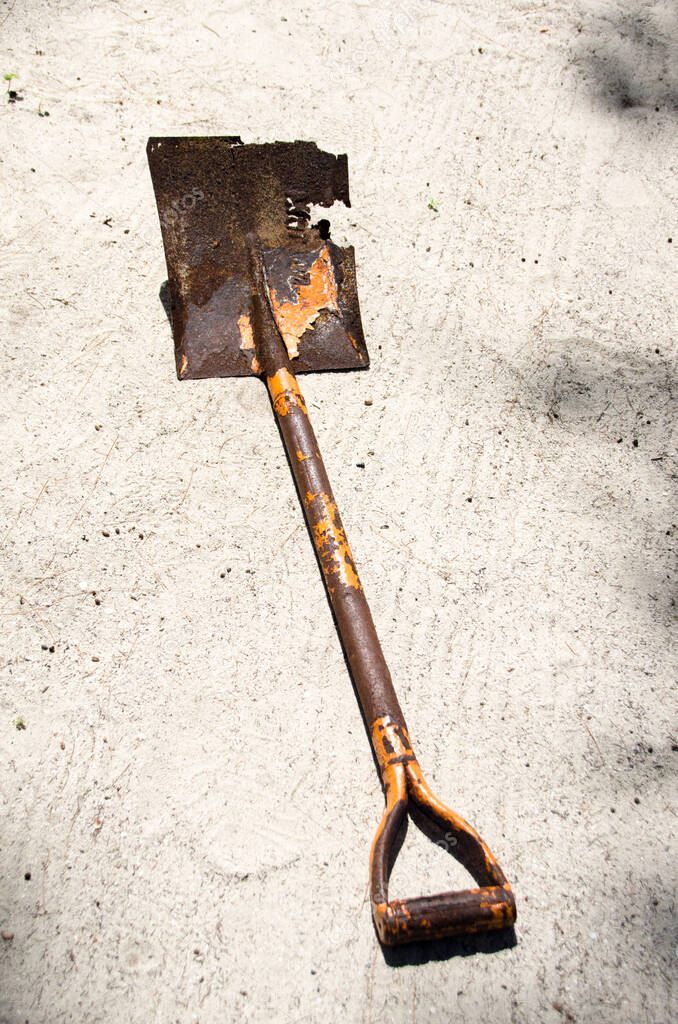 A broken tool. A broken shovel. The shovel broke while working. Low-quality tool. Poor quality of the tool. The broken blade of the shovel. Thailand