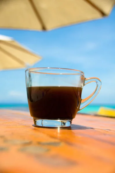 Czarna Kawa Stoliku Przy Plaży Morskim Tłem Światło Natury Tajlandia — Zdjęcie stockowe