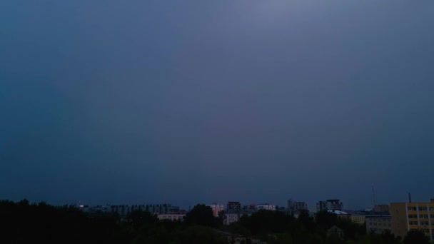 暗い夜空に輝く稲光 街の上に雷雨 気候変動 環境問題 嵐の雲と雨の天気 — ストック動画