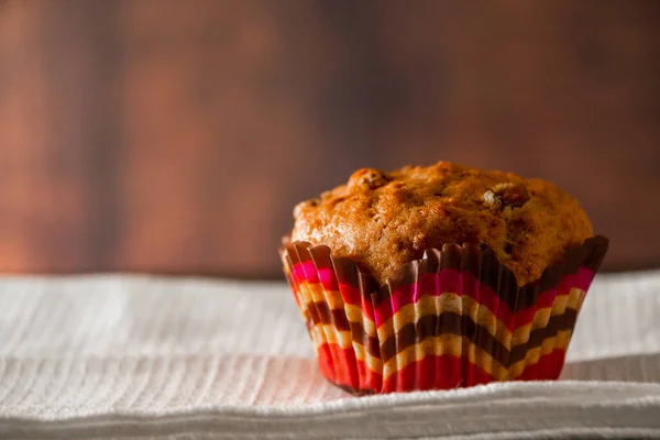 Zelfgemaakte Muffins Met Rozijnen Een Houten Ondergrond Cupcake Een Papieren — Stockfoto