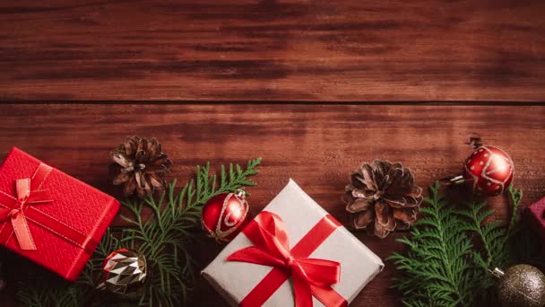 Buon Natale concetto. Belle scatole regalo e rami di abete su sfondo di legno. — Video Stock