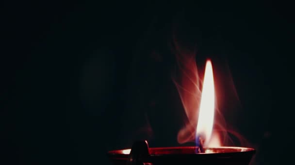 Χαρούμενο Ντιβάλι. Κάψιμο λάμπες πετρελαίου diya και λουλούδια σε σκούρο φόντο. Παραδοσιακή γιορτή του Φωτός. — Αρχείο Βίντεο