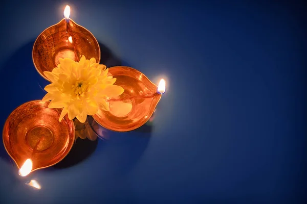 幸せなディワリ 青色の背景にDiya油ランプと黄色の花 伝統的なインドの光の休日を祝う スペースのコピー — ストック写真