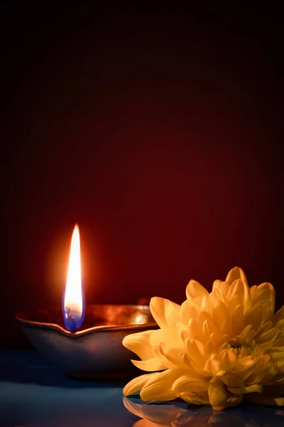 快乐Diwali 印度传统灯节的象征 在红色的背景上燃点Diya油灯和鲜花 复制空间 垂直照片 — 图库照片