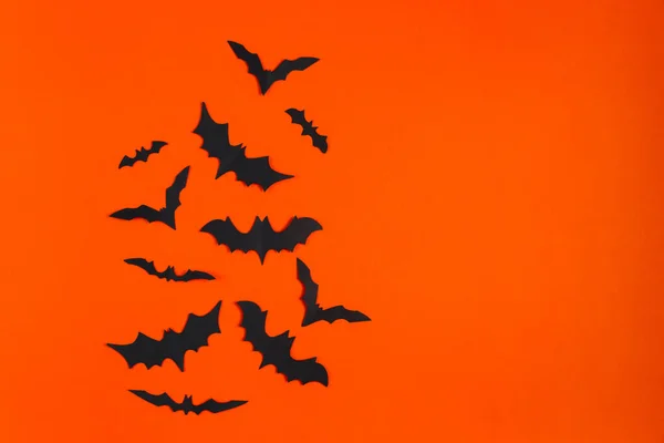 Buon Halloween. Pipistrelli di carta su sfondo arancione. — Foto Stock