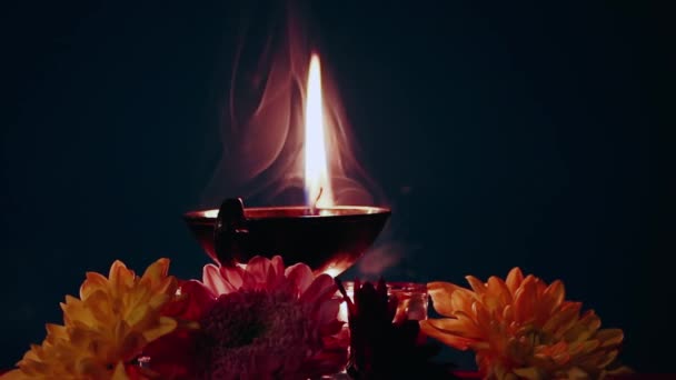Buon Diwali Bruciando Lampade Olio Diya Fiori Uno Sfondo Scuro — Video Stock