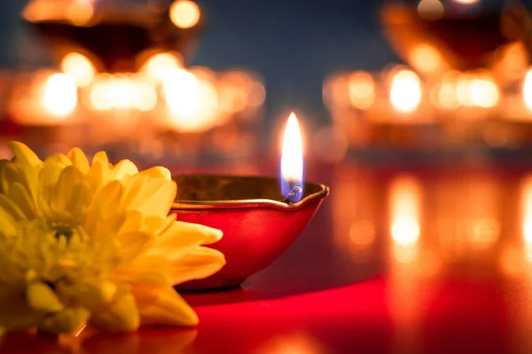 Feliz Diwali Queimando Lâmpadas Óleo Diya Flores Fundo Azul Festa — Fotografia de Stock