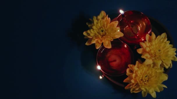 Mutlu Bayramlar Karanlık Bir Arka Planda Yanan Diya Yağı Lambaları — Stok video