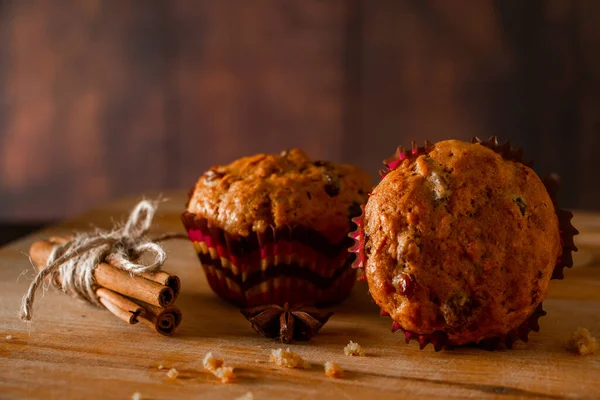 Heerlijke Zelfgemaakte Muffins Met Rozijnen Kerst Bakken Een Houten Achtergrond — Stockfoto