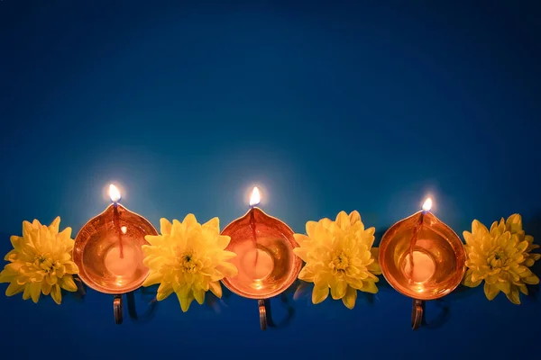 Szczęśliwego Diwali Diya Lampy Olejne Żółte Kwiaty Niebieskim Tle Świętujemy — Zdjęcie stockowe