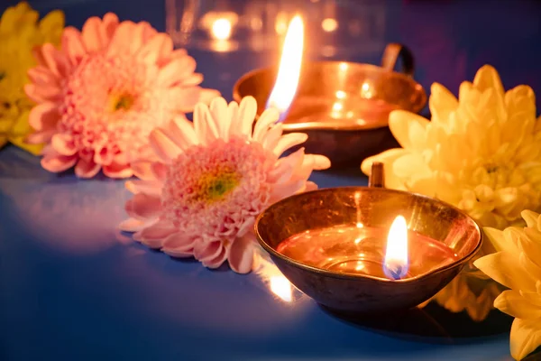 Glücklicher Diwali Brennende Diya Öllampen Und Blumen Auf Blauem Hintergrund — Stockfoto