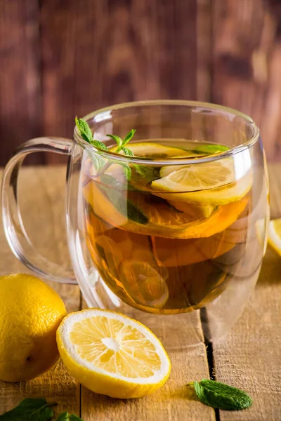 Tee Mit Zitrone Und Minze Einer Transparenten Tasse Alternative Medizin — Stockfoto