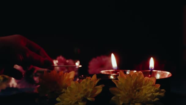 ディワリインドの休日 女性はお祝い中にダイヤオイルランプを点灯します 伝統的なヒンズー教の光祭り — ストック動画