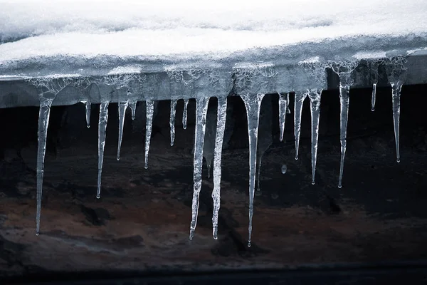 Rampouchy Střeše Nebezpečná Poleva Ledové Stalaktity Domě Špatná Údržba Obytných — Stock fotografie