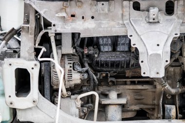 Yolda kaza üstüne kaza geçirmiş. Tamponu ve farları olmayan bir araba. Sigorta konsepti. Yaşama tehlikesi.