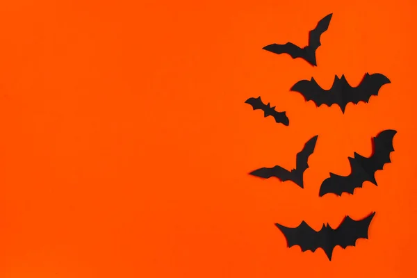 万圣节快乐橙色背景的纸制蝙蝠 案文的位置 — 图库照片